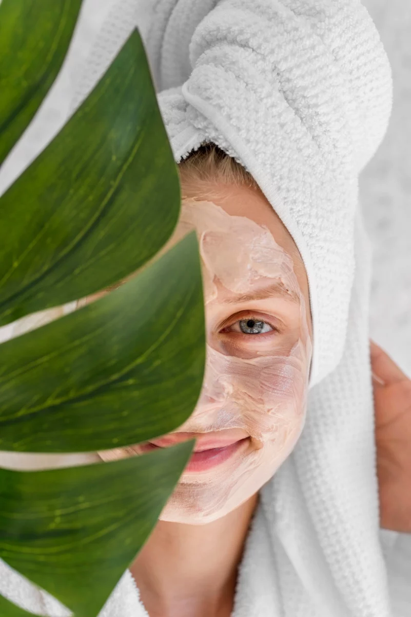 close-up-woman-holding-monstera-leaf_ÉTERMAG-NEWS4