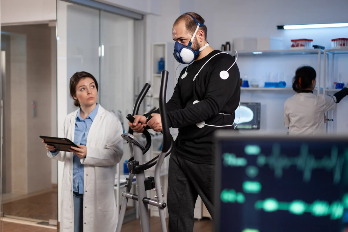 athlete-cycling-electrodes-biohacking-fitness-lab-performance-monitoring-ÉTERMAG-NEW